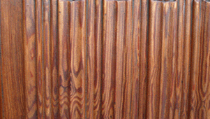 libros en una pared de madera